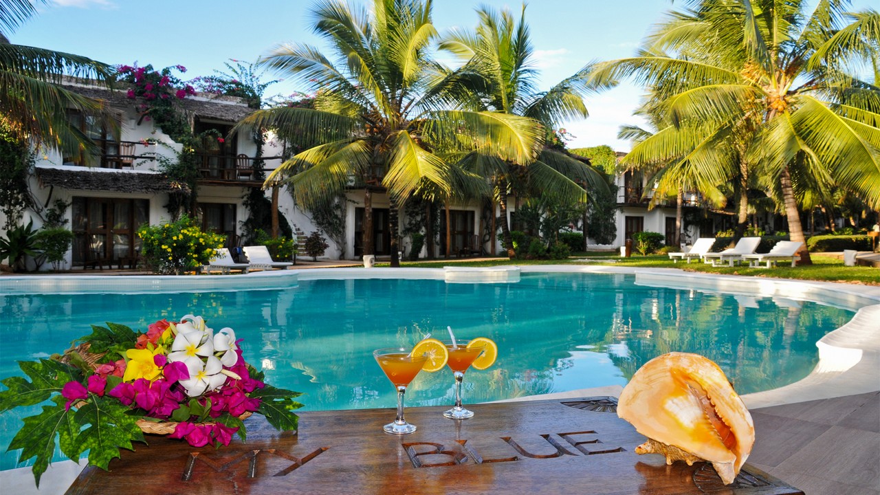 Just Honeymoons - My Blue Hotel, Zanzibar, cocktails_by_the_pool