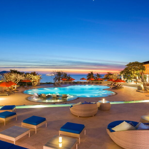 Diamond Cliff Resort Phuket Overview_Ocean-View-Pool at night-